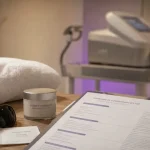 Épilation du maillot au laser : cabine de soin, lunettes et compresse