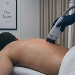 Épilation laser homme dos en salon clinique, applicateur laser sur le dos