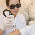 Épilation laser : risques de cancer, consultation avec lunettes