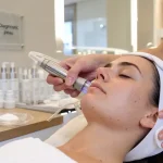 Hydrafacial dijon en institut : praticien avec appareil sur visage