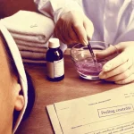 Peeling dijon : praticien prépare une solution de peeling