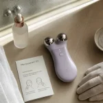 Soin du visage à microcourant à la maison : appareil microcourant et gel conducteur