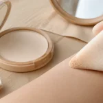Houpette maquillage triangulaire avec poudre sans trace
