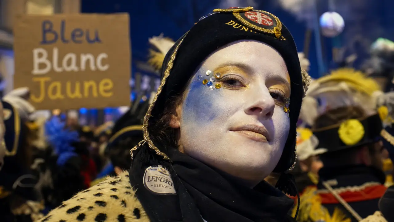 Maquillage carnaval dunkerque bleu blanc jaune, paillettes
