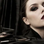Maquillage gothique : smoky eye noir et lèvres bordeaux sur teint pâle