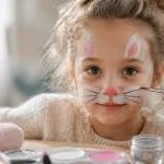 Maquillage lapin facile : museau rose, oreilles et moustaches nettes