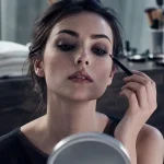 Maquillage mercredi addams : khôl noir, teint froid, lèvres nude