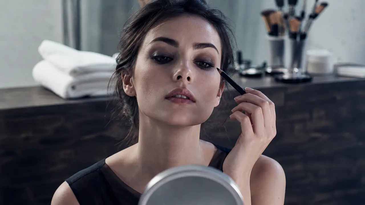 Maquillage mercredi addams : khôl noir, teint froid, lèvres nude