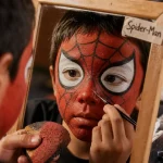 Maquillage spiderman enfant rouge et toile noire, proche visage