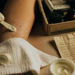 Dartre peau : application de crème émolliente sur plaque sèche